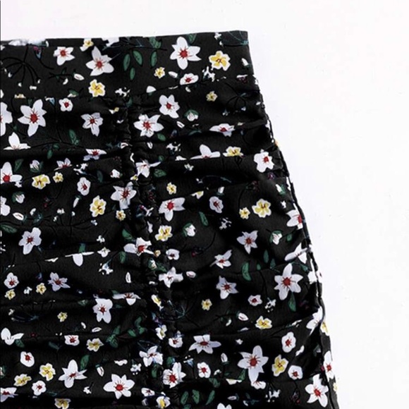 Black floral skirt. Scrunches up size (xs) from shein - Picture 3 of 6